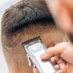 Strzyżenie włosów maszynką do włosów przez fryzjera